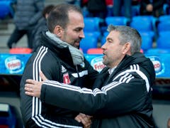 Basels Coach Urs Fischer, rechts, begrüsst den Luzerner Trainer Markus Babbel. (Bild: Keystone / Georgios Kefalas))