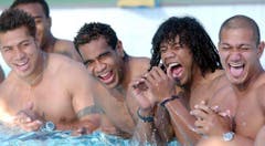 Die finnischen Rugbyspieler Leo Lafaiali'l, Kitiona Viliamu, Terry Fanolua und Siaosi Vaili (von links) haben auch im Wasser Spasse. Sie bereiteten sich am 27. Oktober 2003 in Brisbane auf ein Spiel vor. (Bild: Keystone)