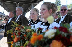 Andreas Aebi (links), OK-Präsident und Samuel Grossenbacher (2.v.l.) OK-Vizepräsident erwarten am Bahnhof Burgdorf zusammen mit den Ehrendamen die Zentralfahne des Eidg. Schwingerverbandes. (Bild: swiss-image.ch)