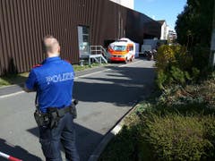 Das Einsatzfahrzeug der Kapo Schwyz steht im Einsatz. (Bild: Geri Holdener / Bote der Urschweiz)