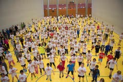 In der Turnhalle der Bossard-Arena wimmelt es von Primarschülern. (Bild: Photopress / Maria Schmid)