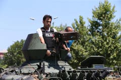 Türkische Polizisten fahren einen Militärpanzer zum Polizei-Hauptquartier in Istanbul. (Bild: EPA/TOLGA BOZOGLU)