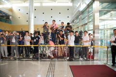 Als Fotograf von den Driesch am Flughafen in Südkorea ankam, wurde er von einer Horde Medienmenschen begrüsst. (Bild: Martin von den Driesch)