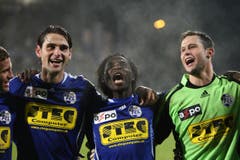Gerardo Seoane, Jean-Michel Tchouga und David Zibung (von links) freuen sich über einen Sieg gegen Aarau. (Bild: Philipp Schmidli)