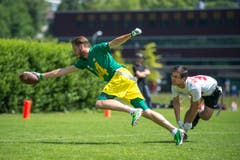 Beim Flag-Football tragen die Athleten einen Gürtel, bei dem links und rechts der Hüfte ein Fähnchen eingestöpselt ist. (Bild: Dominik Wunderli (LZ))