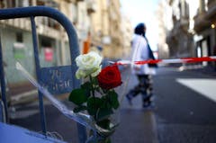 Eine Rose am Ort des Attentats in Nizza. (Bild: AP/Francois Mori)