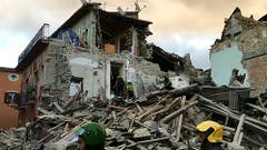 In Amatrice suchen Helfer in den Trümmern nach Verschütteten. (Bild: AP Photo /Videostill)