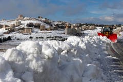 Hier ist man sich sonst mildes Mittelmeerklima gewohnt: Im Libanon musste man die Schneepflüge hervorholen. Die Kälte trifft vor allem die Lebensbedingungen syrischer Flüchtlinge. (Bild: AP Photo/Hassan Ammar)