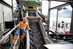 Kies und Sand holt das Ungetüm aus der Tiefe des Seegrunds. (Bild: Corinne Glanzmann / Neue NZ)