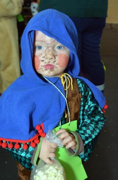 Das kleine Zwerglein aus dem Giswilerwald hat einen Sack Popcorn erobert. (Bild: Romano Cuonz)