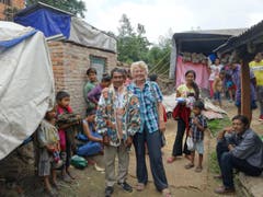 Ruth Odermatt mit dem Vorsteher des Dorfes etwa eine Stunde südlich von Kathmandu. Im Dorf, das von 8 Familien bewohnt ist, kam nur wenig Hilfe der Hilfswerke an. Rechts sitzt "Buddhi" der Vertrauensmann der Odermatts. (Bild: Walter Odermatt)