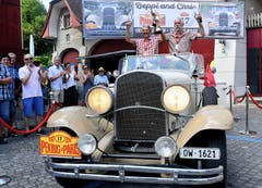 Triumphaler Einzug von Chris und Beppi Dillier (von links) auf dem Dorfplatz Sarnen nach 13 695 Kilometern von Peking nach Paris. Mein Lieblingsbild !!! (Bild: Romano Cuonz (Neue NZ))