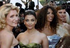 Maria Furtwängler, die indische Schauspielerin Aishwarya Rai, die tunesische Schauspielerin Afef Jnifen und das kanadische Model Linda Evangelista am Filmfestival in Cannes (18. Mai 2008). (Bild: Keystone)
