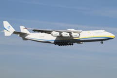 Am 24.09.2013 landete zum ersten Mal das weltgrösste Flugzeug in Zürich-Kloten. Sie wird eine schwere Ladung nach Doha bringen, nachdem sie in der Türkei und in Kairo nochmals die Tanks gefüllt wurden (Bild: Leser Werner Stucki)