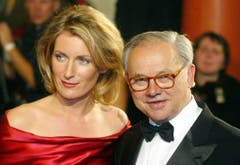 Der Verleger Hubert Burda, Stifter des Bambi-Medienpreises, und seine Ehefrau, Schauspielerin Maria Furtwängler, posieren vor Beginn der Bambiverleihung am 21. November 2002 in Berlin. (Bild: Keystone)