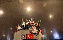 Menschen protestieren im Flughafen Atatürk in Istanbul. (Bild: Ismail Coskun/IHA via AP)