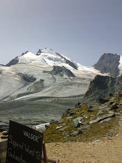 Rimpfischhorn 4199 m, in der Mitte das Strahlhorn 4190 m und links das Fluchthorn 3790 m von der Britanniahütte aus gesehen (Bild: Hans Scheidegger)