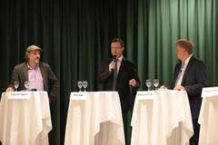 Von den eigentlichen Podiumsteilnehmern fiel hingegen keiner ab. Der Gesprächsabend zeigte auch, dass sie sich bei gewissen Themen einig sind. So sprachen sich Rotzer, Wicki, Keller und Fagetti gegen einen EU-Beitritt aus und orteten beim NFA erhebliche Mängel. (Bild: Roger Zbinden / Neue NZ)