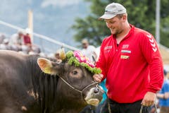 Sieger Sven Schurtenberger mit dem Siegermuni "Koebi". (Bild: Alexandra Wey / Keystone)