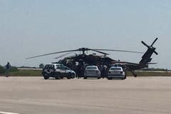 Griechische Polizisten kontrollieren einen türksichen Blackhawk- Helikopter, der auf dem Flughafen von Alexandroupolis, am Samstag gelandet ist. (Bild: E-evros.gr via AP)