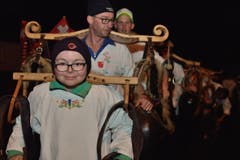 Trichler und Nachwuchstrichler begleiten dfen Zug durch die Strasse. (Bild: Nadia Schärli/LZ)