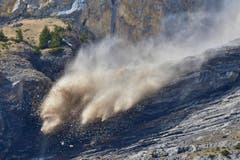Lawinenbestie stürzt im «Ende der Welt» in Engelberg zu Tal. Für einen kurzen Moment war der Kopf der Bestie an der Lawinenspitze zur erkennen. (Bild: Burch Hans)