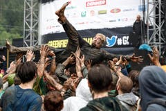 Camillo 'Chino' Wong Moreno von der Band Deftones lässt sich vom Publikum tragen. (Bild: Keystone / Peter Klaunzer)