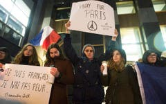 Frauen zeigen Parolen vor der französischen Botschaft im Montreal. (Bild: AP/Graham Hughes)