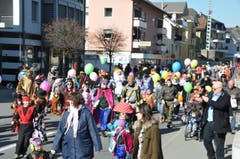 An der Kinderfasnacht Hergiswil sorgten längst nicht nur die Kleinen für die fasnächtliche Stimmung. (Bild: Matthias Piazza (Hergiswil, 17. Februar 2017))
