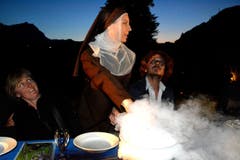 Kalt den Rücken hinunter läuft es einem als Zuschauer, wenn die Schwestern, die selber kaum etwas haben, den Armen dampfende Suppenschüsseln vorsetzten. (Bild: Romano Cuonz)