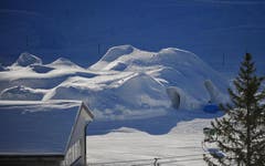 So sieht das winterliche Hotel aus der Ferne aus. (Bild: Corinne Glanzmann / Neue OZ)