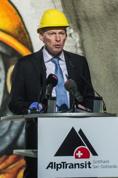 Claudio Zali, Tessiner Staatsrat während seiner Rede zum erfolgreichen Durchstoss der Weströhre am Ceneri-Basistunnel. (Bild: Keystone)