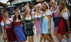 Wer trägt das schönste Dirndl? (Bild: Keystone / Matthias Schrader)