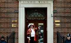"Town Crier" Tony Appleton verkündet der versammelten Medienschar die Geburt des Babys. (Bild: Alastair Grant)