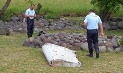 Französische Polizisten bergen das Wrackteil. (Bild: Keystone)
