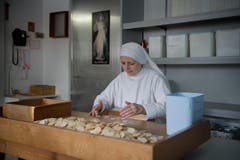 Die Guten ins Töpfchen. Sr. Margarita bei der Endkontrolle. (Bild: Pius Amrein / Neue LZ)