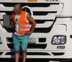 Der geschockte Lastwagen-Chauffeur. (Bild: Geri Holdener)