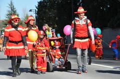 An der Kinderfasnacht Hergiswil sorgten längst nicht nur die Kleinen für die fasnächtliche Stimmung. (Bild: Matthias Piazza (Hergiswil, 17. Februar 2017))