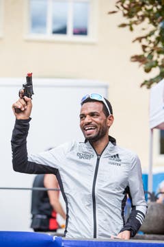 Tadesse Abraham gibt den Startschuss zum Halbmarathon. (Bild: Manuela Jans-Koch / Neue LZ)