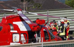 Belastend: Rettungskräfte bringen die schwerverletzte Lenkerin zum Rega-Heli. (Bild: Geri Holdener)