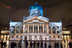 Mit dem Matterhorn und dem Bundeshaus würden zwei Schweizer Wahrzeichen zusammengebracht, betonte Roux. (Bild: Keystone / Lukas Lehmann)