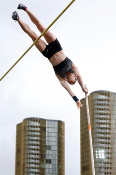 Nicole Büchler gewinnt den Stabhochsprung-Wettkampf in 4.70 Meter. Danach liess die Bielerin noch die Schweizer Rekordhöhe von 4,81 m auflegen, blieb aber ohne Erfolg. (Bild: Keystone / Urs Flüeler)