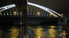 Die Brücke von Bratislava spiegelt sich im Schiffsfenster (Bild: Helene Gosswiler)
