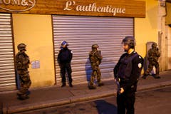 Police operations after Paris attacks (Bild: Keystone)