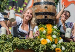 Die Frauen prosten den Zuschauern der Parade zu. (Bild: Keystone / Mathias Balk)