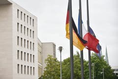 Beim deutschen Aussenministerium in Berlin stehen die Flaggen auf Halbmast. (Bild: EPA/Klaus-Dietmar Gabbert)