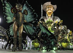 Mit dem Motto «Don Quixote» nimmt die «Samba School Mocidade» an der Parade teil. (Bild: Keystone)