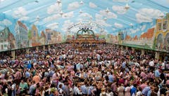 Tausende Besucher feiern in einem der Bierzelte. (Bild: Keystone / Sven Hoppe)