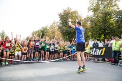 Viktor Röthlin leitet ein kurzes Einturnen mit den Schülern vor dem Start. (Bild: Manuela Jans-Koch / Neue LZ)