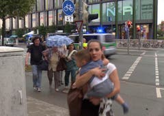 Eine Mutter hält ihrt Kind in den Armen.